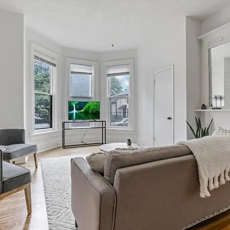 Housepitality - The Short North Getaway Apartment